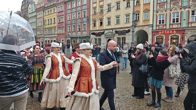 Polonez dla Fredry 2025 we Wrocławiu. Maturzyści zatańczyli na Rynku [ZDJĘCIA]