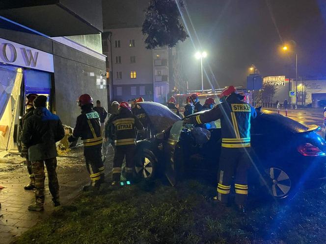 Poważny wypadek w Toruniu. Wjechała volkswagenem w wystawę sklepową