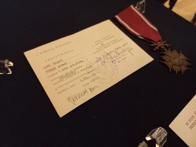 Wojenne pamiatki po Antonim Firleju w Muzuem Okręgowym w Lesznie. Był żołnierzem Dywizji Generała Maczka