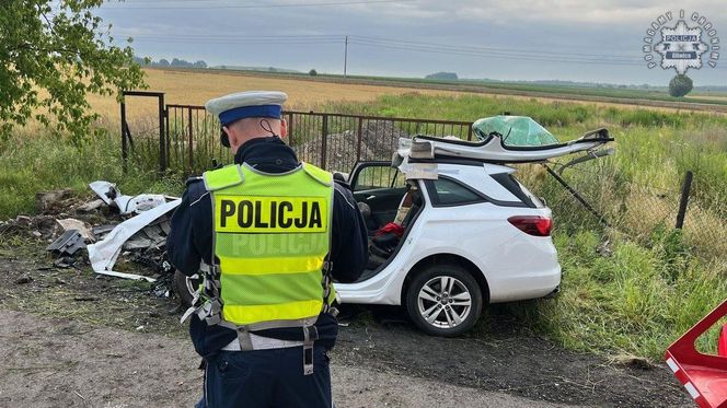 Pyskowice. Nie żyje młody kierowca. Z opla niewiele zostało, wskazówka na liczniku zatrzymała się na 160 km/h