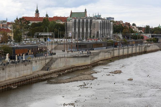 Rekordowo niski stan wody w Wiśle w Warszawie (23.08.2025)