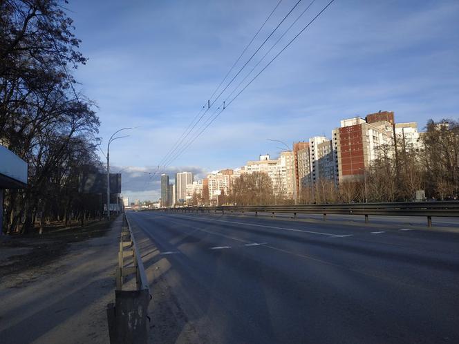 Kijów zakazał wychodzenia z domów - z wyjątkiem potrzeby dotarcia do najbliższego schronu lub metra.