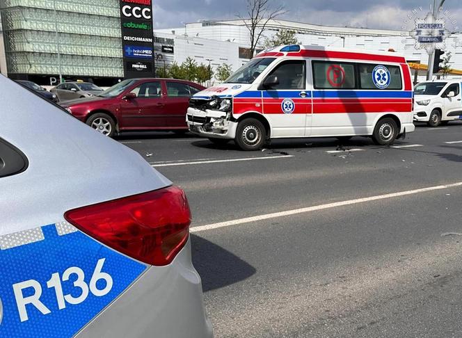 Katowice. Zderzenia ambulansu z osobówką