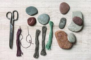 DIY – ozdobny talizam z kamyka – to będzie potrzebne