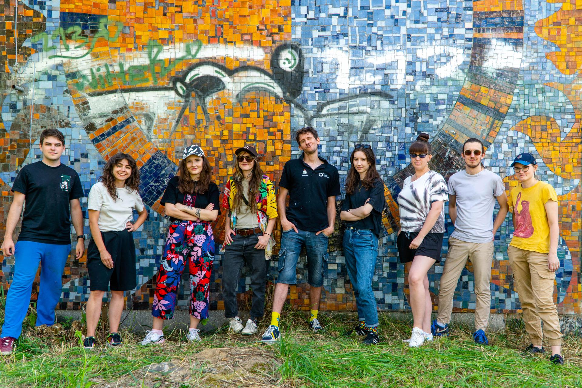 Wielkie czyszczenie mozaiki na Szpitalu Banacha - zdjęcia. Zniknęły bazgroły i chaszcze