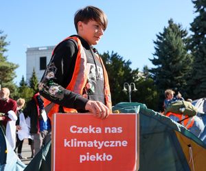 Ostatnie Pokolenie rozbiło namioty przed Sejmem. Domagają się prac nad ustawą o transporcie publicznym