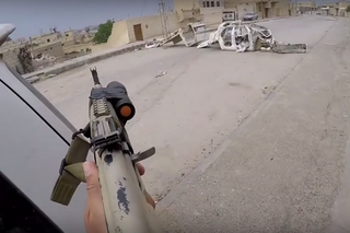 Polak walczy z ISIS z hitem VARIUS MANX na ustach… Zobaczcie nietypowe nagranie z frontu