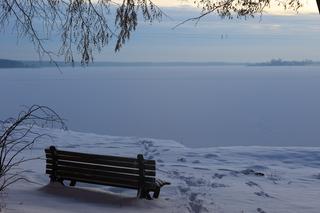 Zimowy Zalew Zemborzycki o zachodzie słońca. Na tafli wody jest już pierwszy lód! 