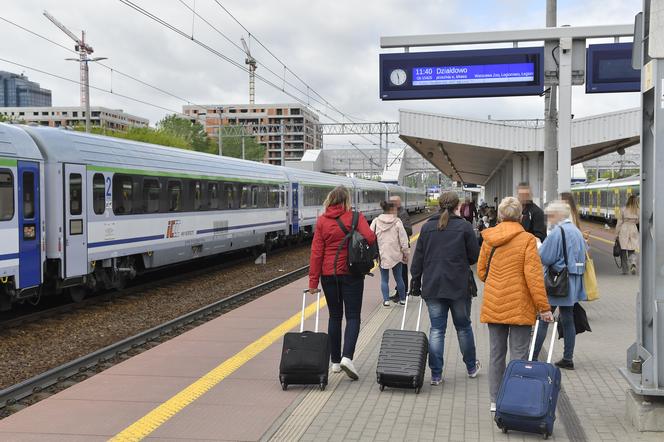  Niebezpieczny tłok na Gdańskim. Perony i schody zatłoczone do granic możliwości. „Tu się kiedyś ktoś zabije!”