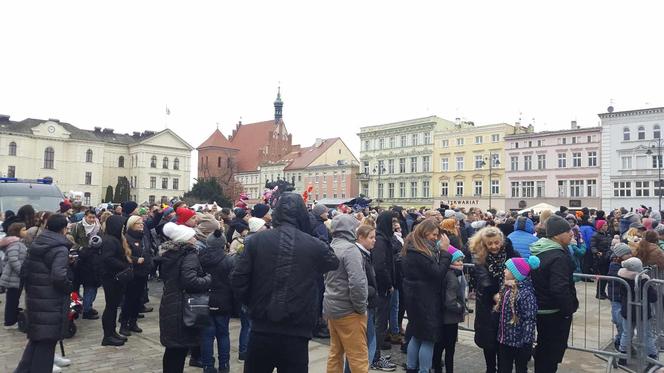 W Bydgoszczy grają razem z WOŚP. Wolontariusze, mieszkańcy i artyści działają razem, aby zebrać jak najwięcej pieniędzy 