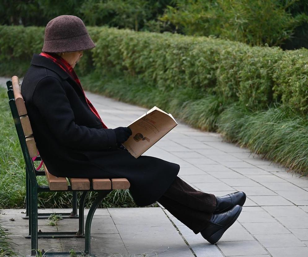 Pomogą wyrzucić śmieci, ugotować obiad, zapewnią towarzystwo. Zamojscy seniorzy mogą liczyć na pomoc urzędników (zdjęcie ilustracyjne)