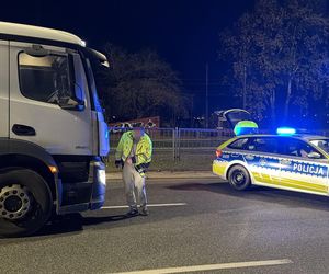 Wbiegł prosto pod cysternę i przeleciał kilkanaście metrów! Stan krytyczny