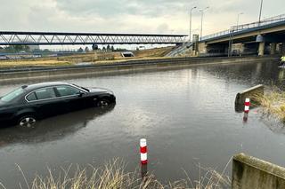 Totalna nawałnica w Warszawie. Samochody zatonęły na drodze