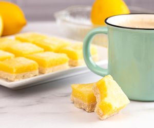 Proste w przygotowaniu i cudownie orzeźwiające. Cytrynowe kwadraciki na każdą okazję