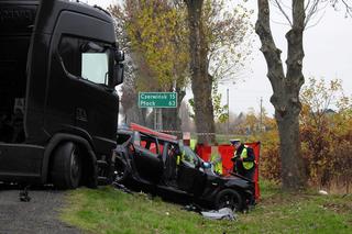 Horror na DK 62. Kierowca bmw zakleszczony w zmiażdżonym bmw. Nie przeżył