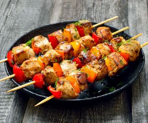 Hit na grill, czyli tureckie szaszłyki. Tajemnicą ich supersmaku jest aromatyczna marynata 