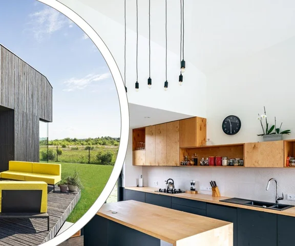 Dom parterowy z elewacją z opalanego, czarnego drewna. Dach też jest czarny