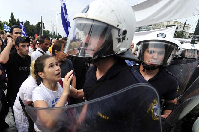 Grecja: Protest pod parlamentem w Atenach – policja OBRZUCONA JOGURTEM - ZDJĘCIA