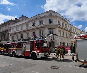 Malutkie dziecko chodziło po parapecie na drugim piętrze kamienicy. Wstrząsające sceny w Warszawie