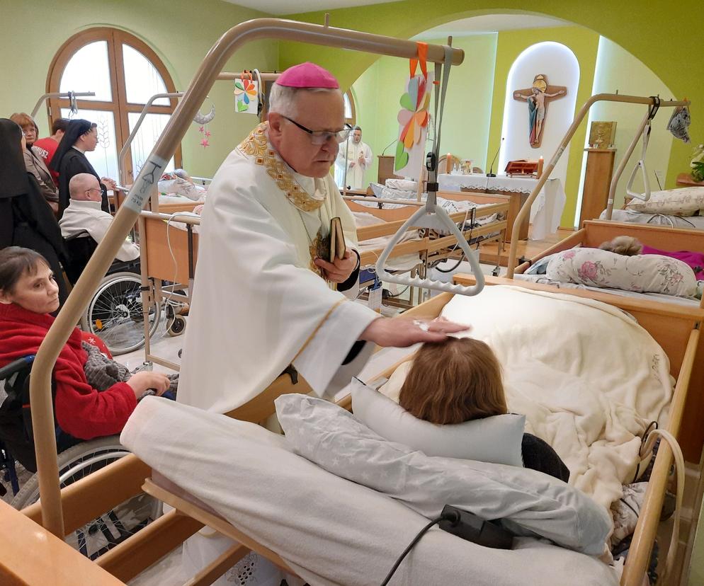 Bp senior Edward Dajczak udzielał pacjentom hospicjum sakramentu namaszczenia chorych