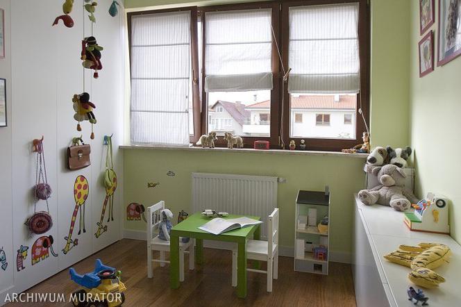 Zielono-biały pokój dla dzieci urządzony dla rodzeństwa