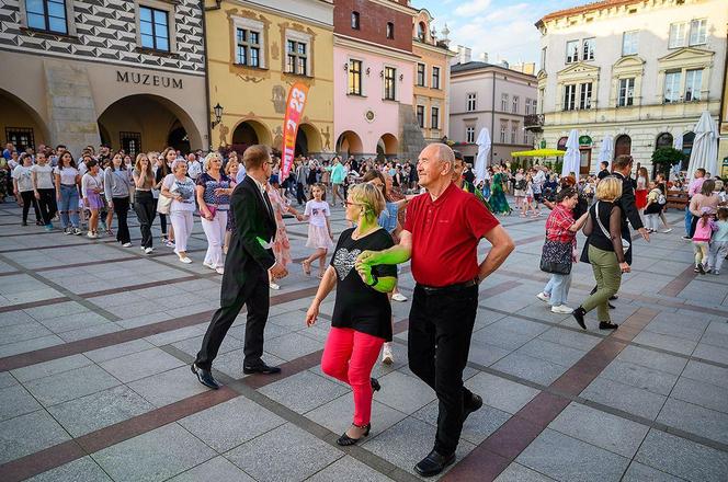 Tarnowski rynek zamieni się w wielki parkiet. Wracają letnie potańcówki