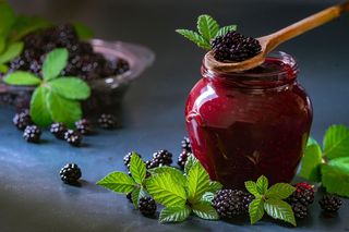 Dżem z jeżyn – jak zrobić idealny? Sprawdzony przepis na aromatyczny dżem jeżynowy