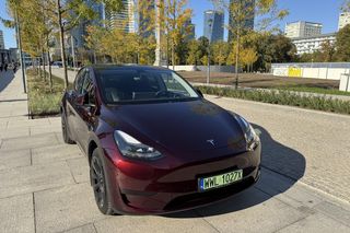 Tesla Model Y. Dlaczego to najlepiej sprzedający się samochód na świecie? 