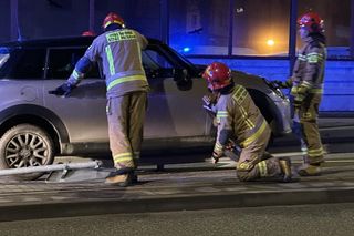 Kierowca zawisł na barierkach w Warszawie. Internauci nie mogą w to uwierzyć: Funkcja szynowozu