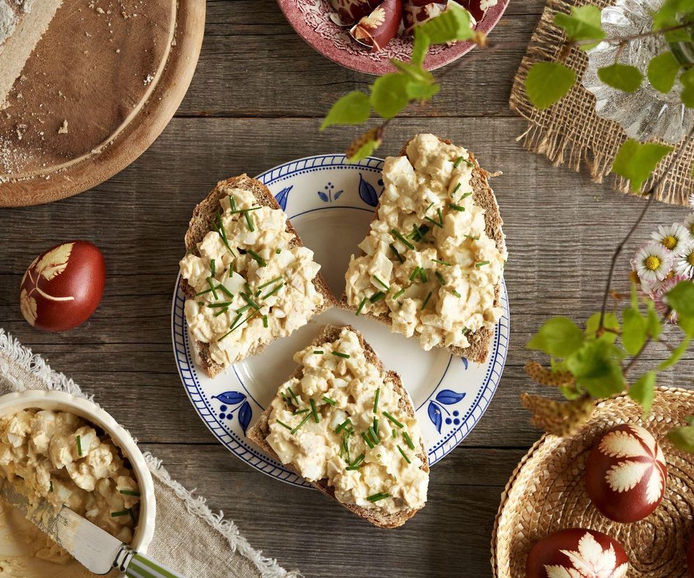 Gotuję jajka na twardo i dodaję ten składnik ze słoika. Po chwili mam pyszną pastę do chleba 