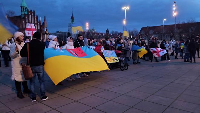 Manifestacja przeciwko wojnie na Ukrainie na placu Solidarności w Szczecinie