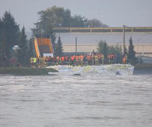 Powódź w Nysie. Wał przy Wyspiańskiego uszczelniony