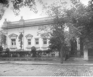 Tak wyglądały bydgoskie szkoły ponad 100 lat temu. Na archiwalnych zdjęciach widać uczniów uczących się pisać na maszynach, szkolne gabinety lekarskie