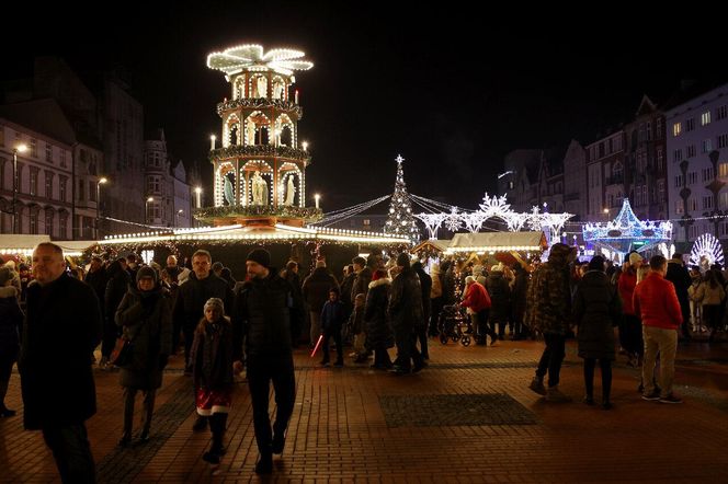 Bytomski rynek świeci się jak choinka. Gwiazda DeLoreana rozświetliła Bytomski Jarmark Świąteczny