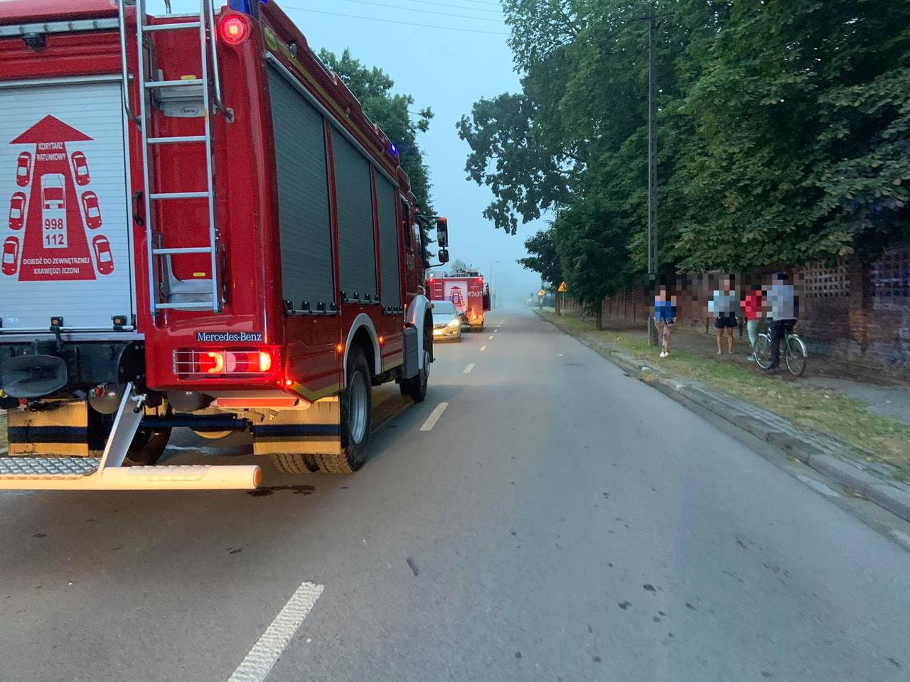 Glinojeck. Wypadł z drogi i uderzył w trzech mężczyzn na chodniku! Wszyscy poważnie ranni. Kierowca uciekł! [ZDJĘCIA]