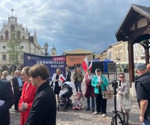 Anty-ukraińska pikieta na Rynku w Rzeszowie zagłuszona przez próby do koncertu Breakout Days	