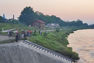 Mieszkańcy Wrocławia monitorują Odrę na Jazie Różanka. Ustawiono metalowe zapory