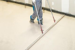 Wylewka betonowa, czyli cementowy podkład podłogowy – wszechstronność zastosowania i trwałość na lata