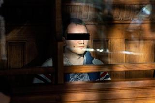 Łukasz patrzył, jak autobus wlecze ciało Basi po jezdni. Jeszcze żyła, a autobus jechał dalej