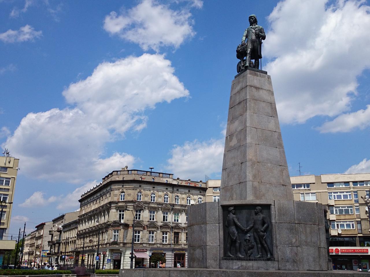 Plac Wolności skąpany w jesiennym słońcu