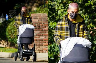 Joe Jonas na samotnym spacerze z wózkiem [ZDJĘCIA] Czas dla taty i córki