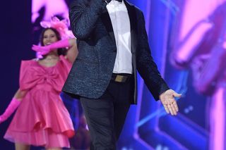 Ksiądz Krzysztof Kołtunowicz bez skarpetek wygłupia się przy kawałku Zenka Martyniuka