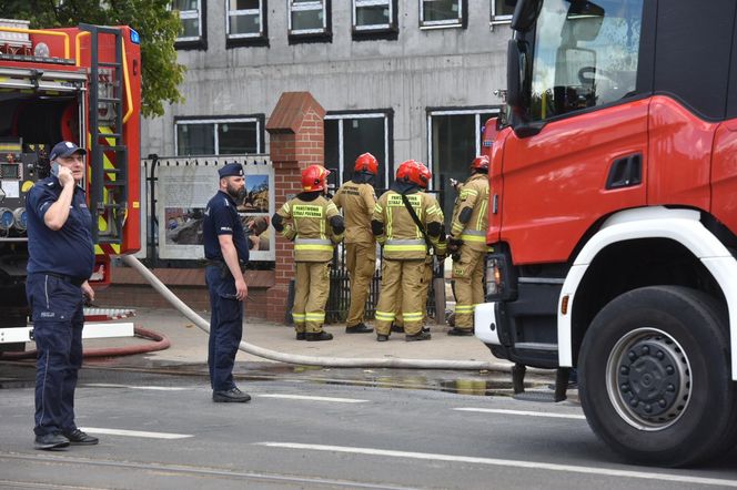 Pożar dachu budowanego budynku straży pożarnej. Zdjęcia z miejsca zdarzenia