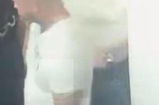 Bójka w centrum Krakowa! Dostał pięścią w twarz i został skopany. Policja szuka tych mężczyzn 