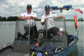 Jezioro Białe: Policjanci URATOWALI ŻYCIE żeglarzy. DRAMATYCZNA interwencja