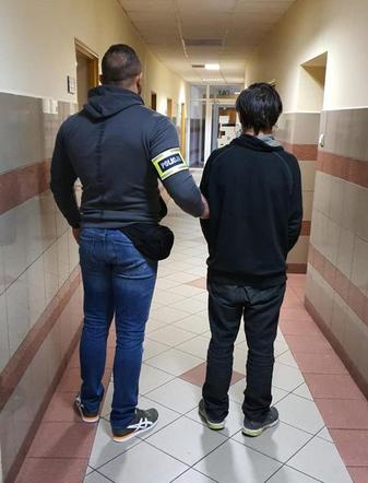 Mieszkali w Renault Lagunie i kradli na potęgę. Gruzini w rękach policji. Podczas zatrzymania nie mieli nawet butów