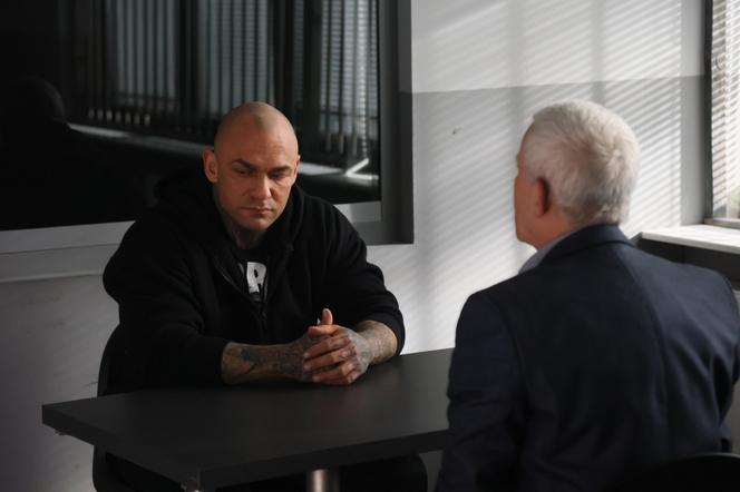 Na Wspólnej, odc. 3469: śledczy Konopka (Andrzej Franczyk), współwięzień Pawła (Paweł Bodych)
