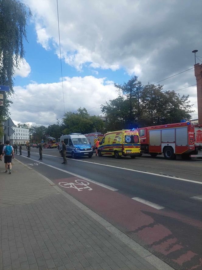 Kłęby czarnego dymu nad Toruniem. Pożar w centrum miasta