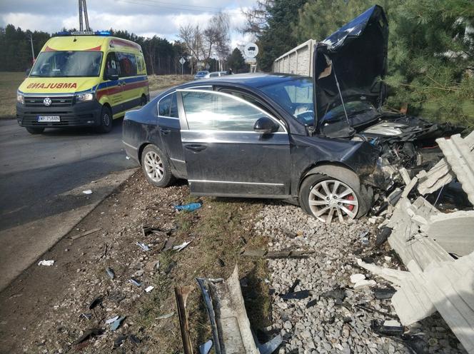 Koszmar na drodze. Roztrzaskane samochody i betonowe ogrodzenie. Wielu rannych w tym dzieci
