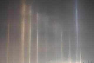 Niezwykłe zjawisko na Podhalu. Siarczysty mróz wyczarował magiczne słupy świetlne